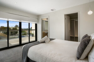 Apartment 3 master bedroom, hobart accommodation, self contained accommodation hobart, accommodation tasmania, kangaroo bay apartments
