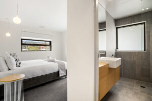 Apartment 4 master bedroom, hobart accommodation, self contained accommodation hobart, accommodation tasmania, kangaroo bay apartments