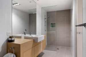 Apartment 6 bathroom, hobart accommodation, self contained accommodation hobart, accommodation tasmania, kangaroo bay apartments